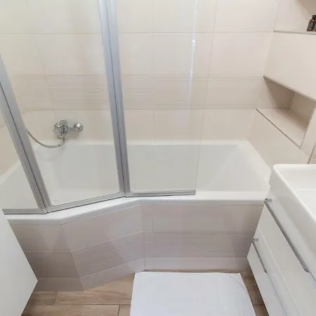 Apartment Large 1min Walk To Metro Andel By Easybnb *