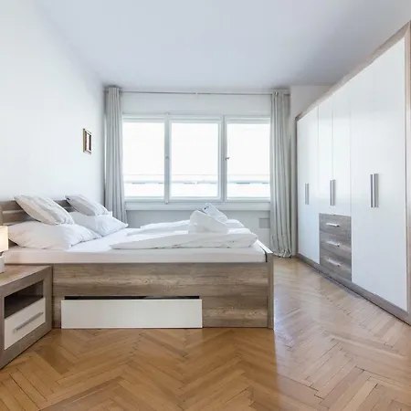 Large 1min Walk To Metro Andel By Easybnb Apartment *