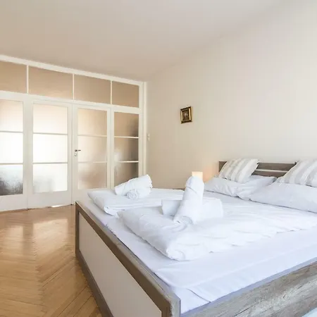 Apartment Large 1min Walk To Metro Andel By Easybnb *