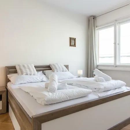 Large 1min Walk To Metro Andel By Easybnb Prague